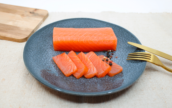 Photo de cœur de saumon dans une assiette
